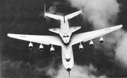 An-225 Transportflugzeug mit dem russischen Raumtransporter Buran